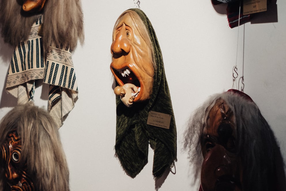 Das Zahnärztli ist eine der komplexeren Masken im Museum.