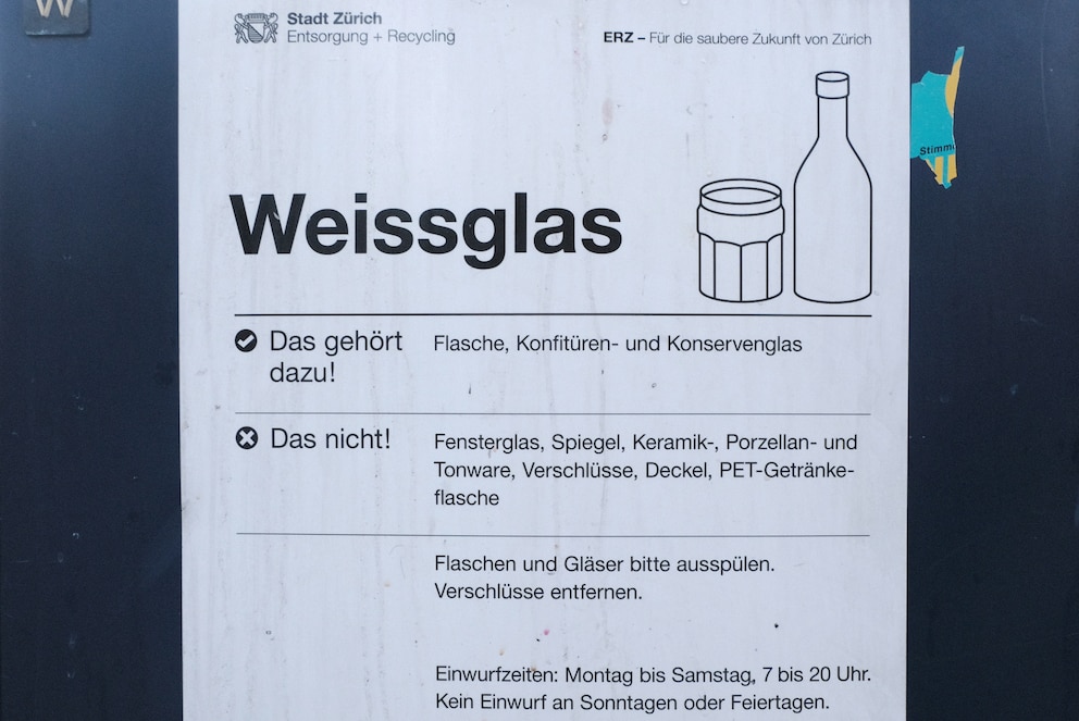 Peut-être qu’une liste de verres à boire placée sous le slogan « Das nicht! » (« Pas ça ! ») des affiches de la ville de Zurich aiderait à éviter que les verres à vin ne se retrouvent dans les containers à recyclage.