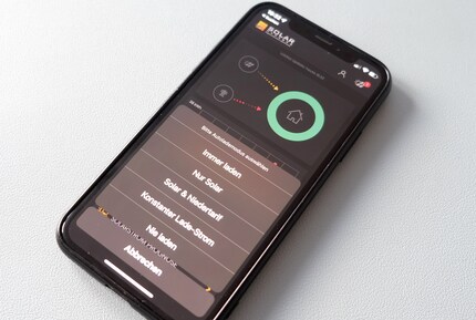 Sullo smartphone, con l'app appropriata, in questo caso Solarmangaer, si può determinare che l'auto elettrica deve essere caricata preferibilmente con energia solare dal tetto.