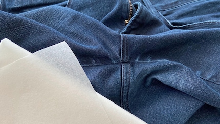 Vlieseline ist nicht gleich Vlieseline, da nicht jede Variante gleich gut haftet. Wenn du deine Jeans künftig bei bis zu 60 Grad Celsius waschen willst, empfehle ich dir die waschbare Variante «F 220».
