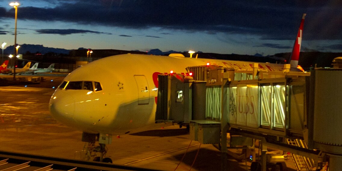 Der erste Blick auf die neue Boeing 777-300ER von Swiss heute Morgen am Flughafen Zürich.