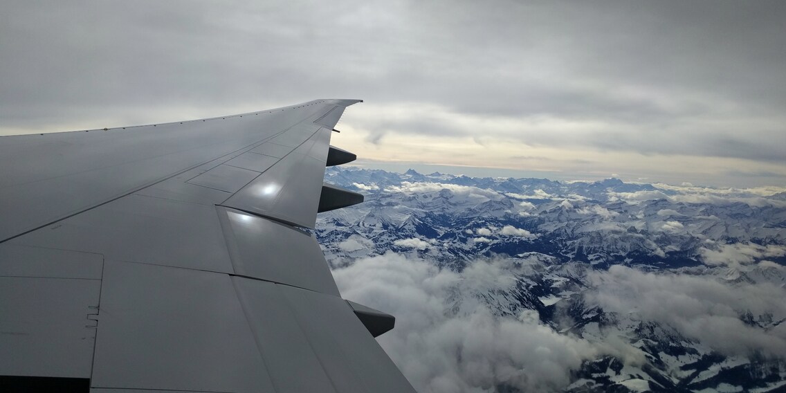 Über den Wolken... Blick in die Alpen, aufgenommen auf dem Rückflug von Genf nach Zürich.