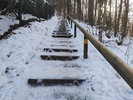 The fact that the icy stairs are labelled «hiking trail» doesn't improve things.