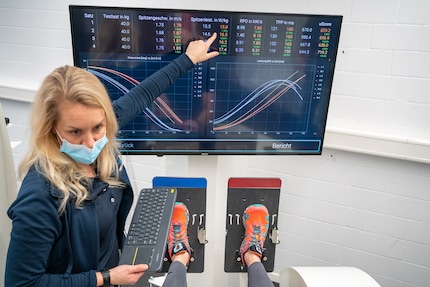 Ehemalige Spitzensportlerin trifft Amateur: Laura Toivanen interpretiert eine der vielen Zahlen des Tests.