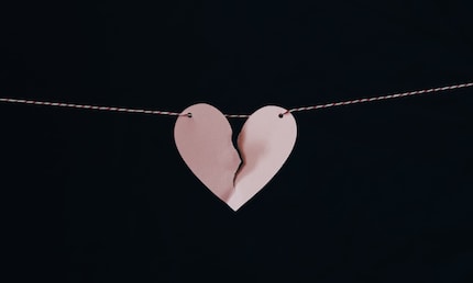 Una foto per illustrare la contraddizione dei genitori separati: cuori separati, uniti per sempre