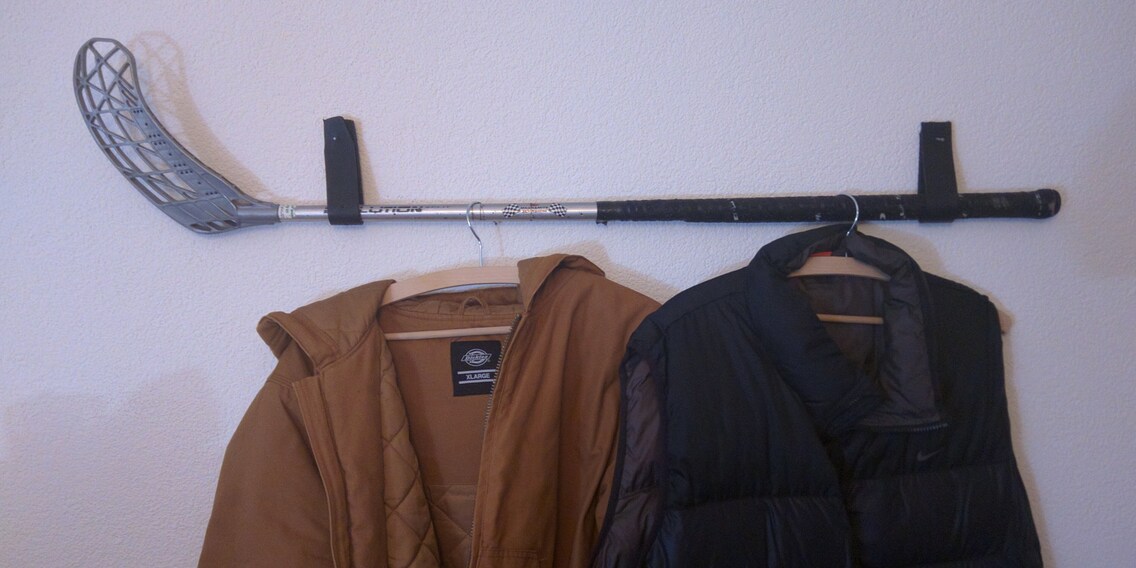 Unser Mitarbeiter Christian Zaugg hat das DIY-Projekt schon einmal ausprobiert. Sein Feedback: „Die Montage war super easy! Ich verwende das Teil aber als Garderobe in meinem WG-Zimmer.“