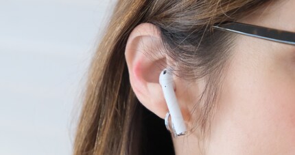 Les AirPods en action, pas dans mon oreille, mais dans celle, plus belle, de ma femme.