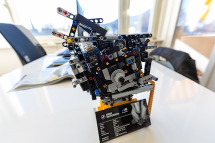 Der Motorblock mit funktionierendem Dreiganggetriebe.