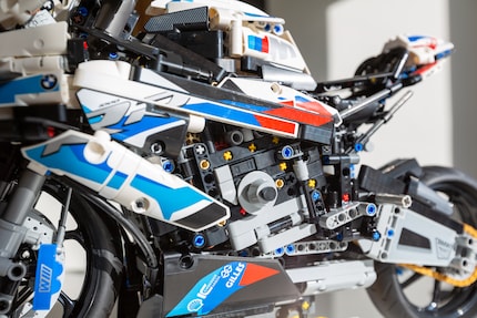 Die gelben Pins fallen zwar auf, jedoch weniger als bei anderen Modellen von Lego Technic.