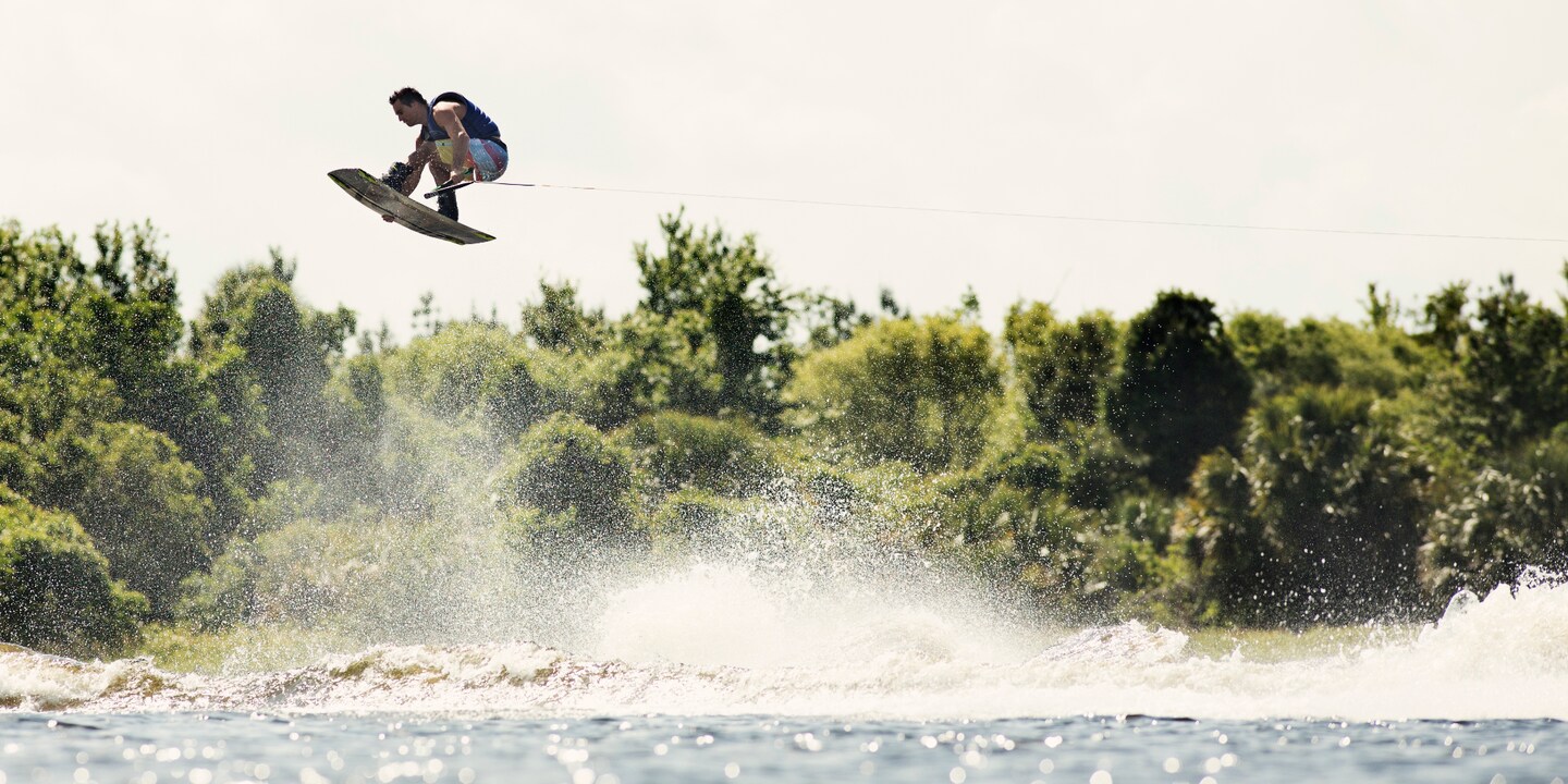 Faire du wakeboard sur le lac.