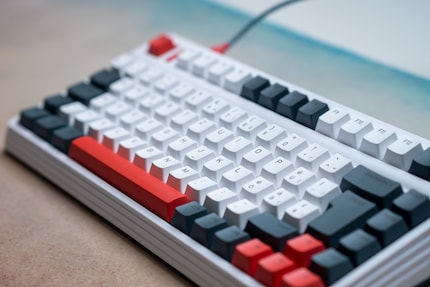 I keycap in tre colori sono fatti di plastica PBT.
