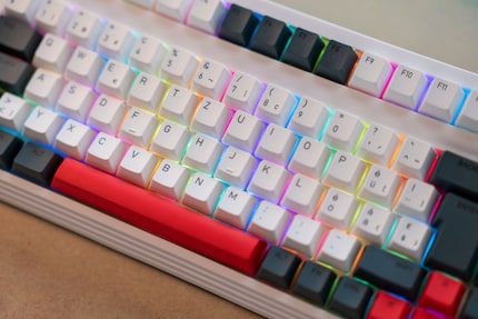 La retroilluminazione RGB è piuttosto debole. Ho dovuto oscurare molto il mio ufficio per vedere così bene l'effetto della luce.