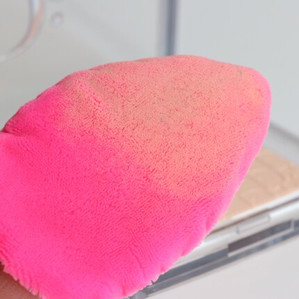 Les fibres roses absorbent plus de poudre compacte que mon pinceau.