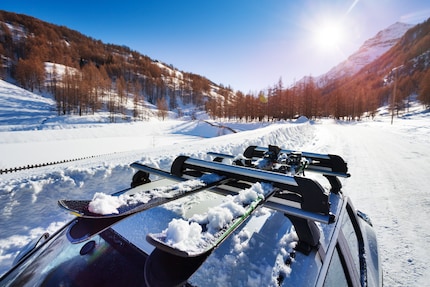 Même sur les barres de toit des voitures, les skis ne sont pas en sécurité.