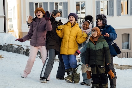Kein Zweifel: Die Stimmung am Filmset von «Hotel Sinestra» ist ausgezeichnet.