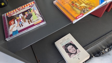 Vicini disuguali: i mondi si scontrano nella libreria aperta.