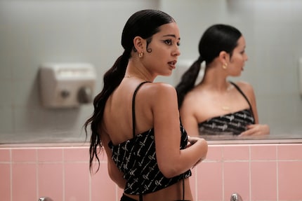 Madeleine Perez (Alexa Demie) trägt einen Double Wing.