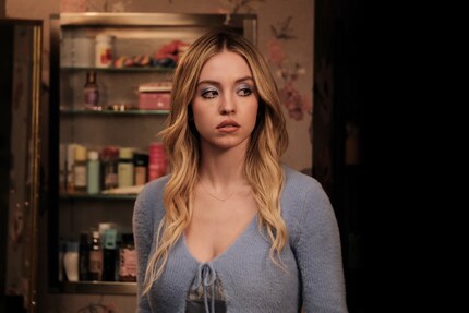 Für die Rolle Cassie Howard (Sydney Sweeney) liess sich Donni Davy von den 60ern inspirieren. Typisch dafür sind die betonten unteren Wimpernkränze.