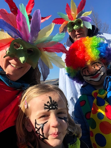 Quand les parents se laissent gagner par la fièvre du carnaval de leurs enfants.