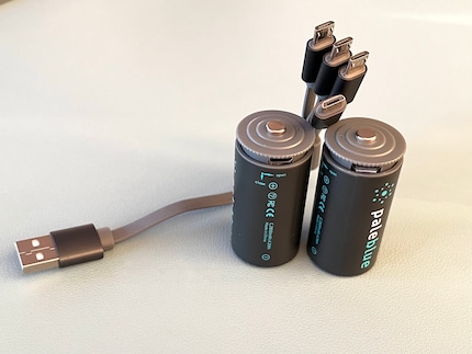 Le spesse batterie hanno porte micro-USB-C e USB-C. Basta girare per esporle.