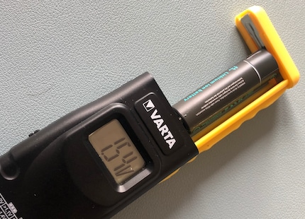 Test di tensione: la batteria di Pale Blue fornisce 1,55 volt. Una batteria usa e getta fornisce di più, una batteria NiMh standard meno.