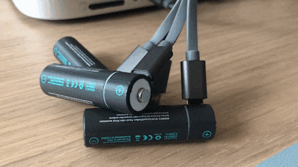 Il cavo USB-to-Micro-USB-C in uso: durante la carica, le batterie lampeggiano, una volta caricate, la luce cambia in verde permanente.