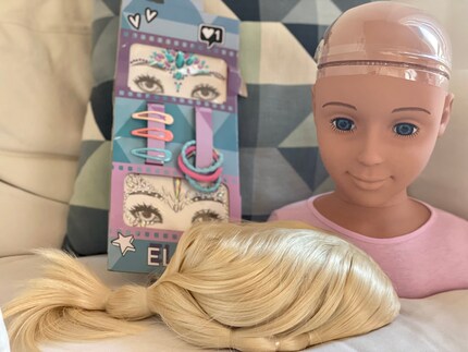 Ella est une tête à maquiller et à coiffer : ses cheveux peuvent être remplacés, les strass sont à coller sur son visage.