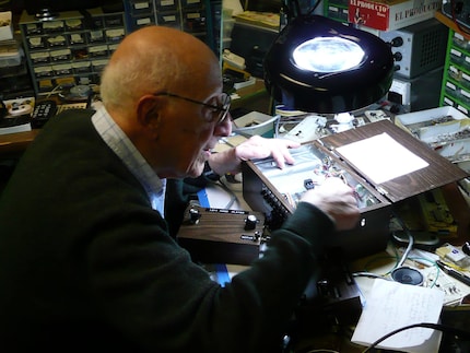 Ralph Baer dans sa cave avec la Brown Box.