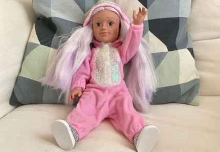 Bonjour Chloé : la couleur des cheveux de la poupée passe du blanc au violet à la lumière du soleil.