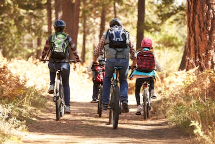 Pour la plupart des gens, lorsqu'on va faire un tour à vélo en famille, tout le monde doit porter un casque.