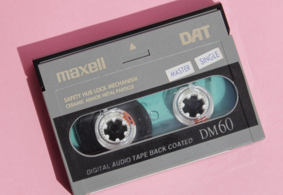 Une cassette DAT est légèrement plus petite qu'une cassette audio analogique.