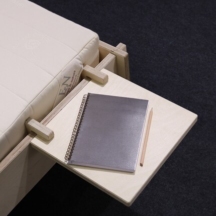 Qu'il serve de porte-gobelet ou de tablette pour le réveil, ce plateau garde tout à portée de main.