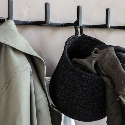 Les paniers peuvent être accrochés aux meubles comme des bijoux grâce à leurs anses