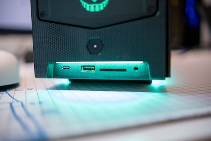 Il n'a pas beaucoup de connecteurs avant, mais le choix de connecteurs est tout à fait correct.