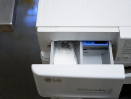 Una tazza di bicarbonato può essere usata come detersivo da bucato non troppo sporco.
