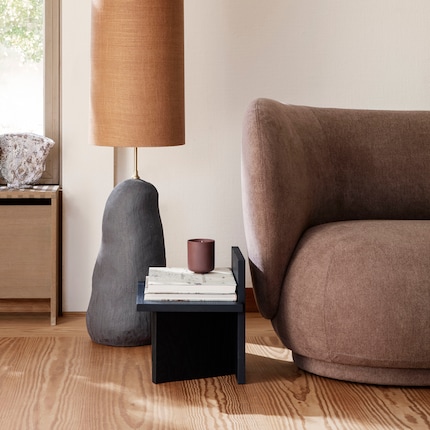 Des magazines bien organisés au lieu de piles vacillantes avec la table basse et le tabouret Oblique.