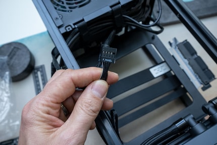 Puro comfort: non solo tutti i cavi sono già posati, ma le connessioni anteriori sono in uno solo invece dei soliti molti connettori.