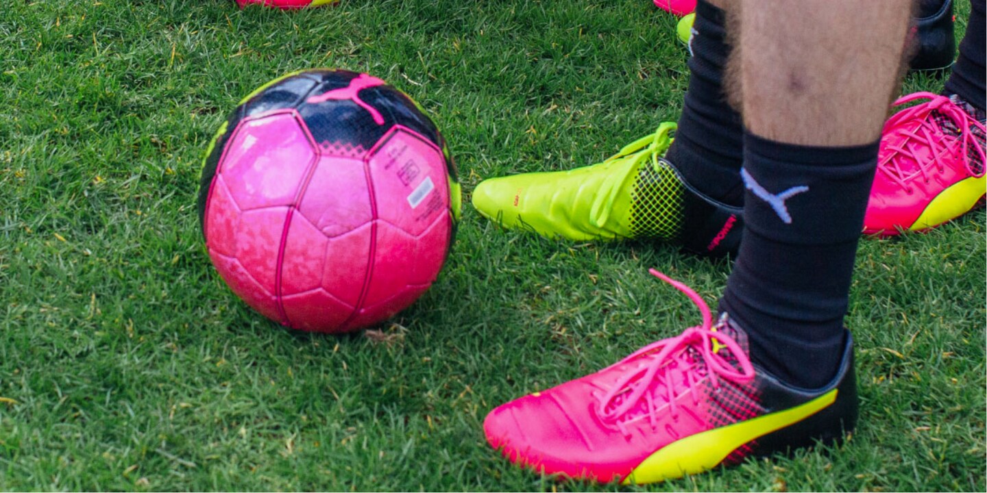Les stars du football en rose et jaune fluo: découvrez PUMA Tricks