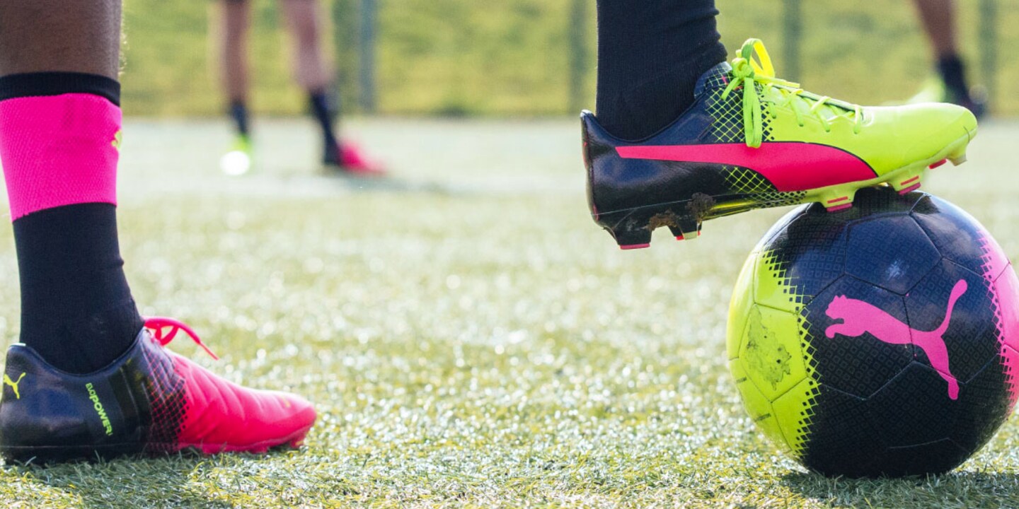 Les stars du football en rose et jaune fluo: découvrez PUMA Tricks