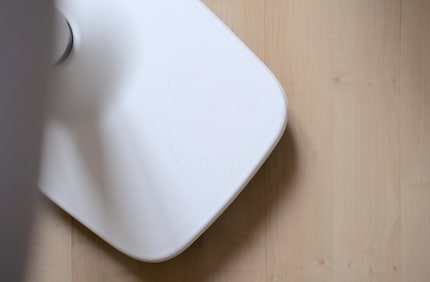 Wenn der Hocker einstaubt, wische ich ihn mit einem feuchten Tuch und Wasser ab.