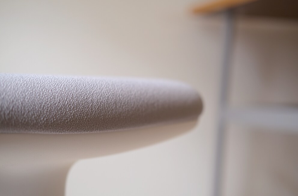 Seamless transition: the rocking stool is a minimalist office chair that hardly stands out at home.