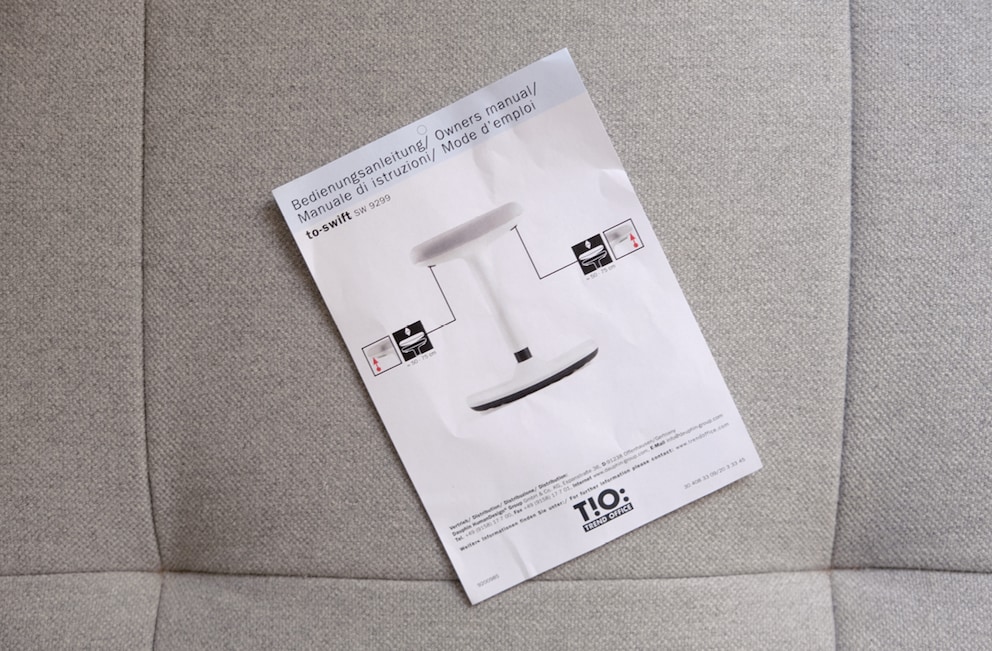 Two knobs – one on the right and one on the left – allow you to adjust the height of the chair.