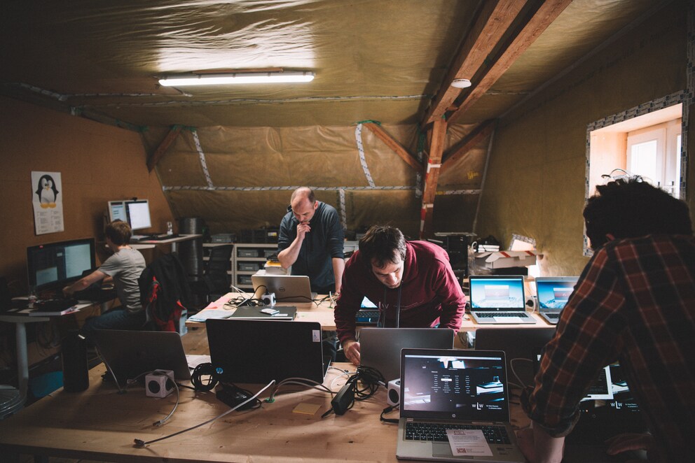 Pas un repaire de pirates informatiques, mais une organisation humanitaire d'utilité publique reconnue : l'équipe de « Wir lernen weiter » en action.