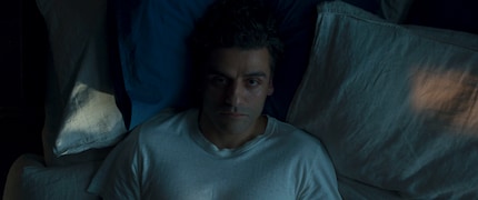 À la fois victime et héros, Oscar Isaac est Steven Grant.