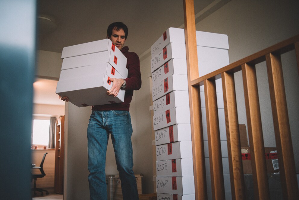 Les ordinateurs portables entièrement reconditionnés sont préparés pour l'expédition et sont envoyés par la poste à leurs nouveaux propriétaires.