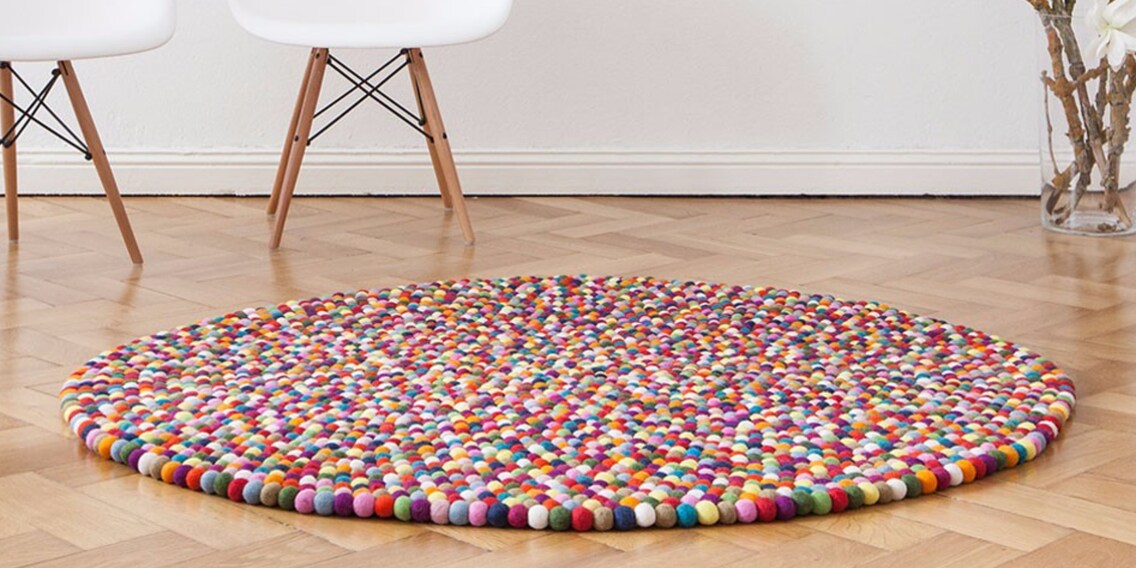 Runder Blickfang: Der kunterbunte Teppich aus Filzkugeln von myfelt.