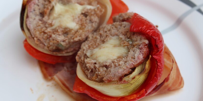 Onion Bomb mit Käsekern im Peperoni-Boot