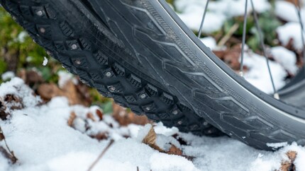 Ein Frage der Ausrüstung: Mit Winterreifen geht es selbst bei Eis und Schnee per Velo weiter.