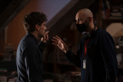 Oscar Isaac (à gauche) et Mohamed Diab (à droite) sur le tournage.