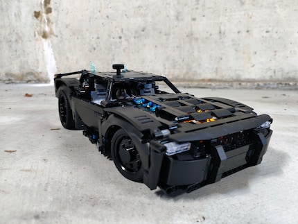 La Batmobile è completamente diversa da quella del film.